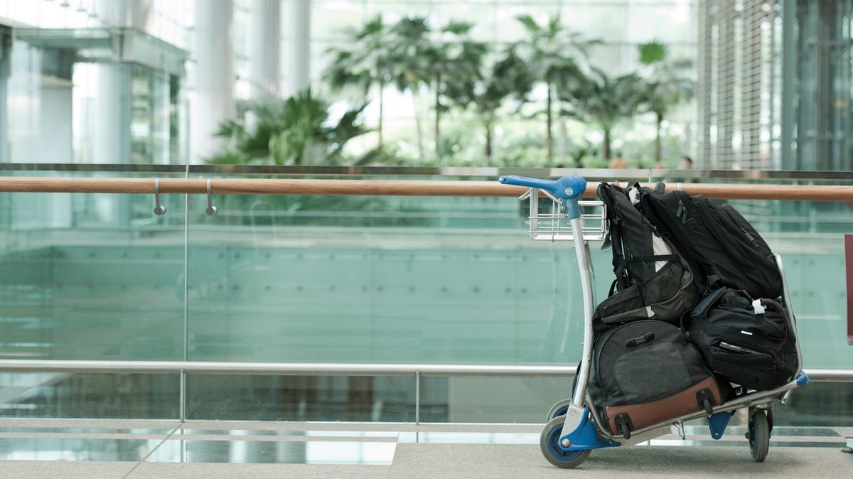 Poctiví pracovníci letiště v Keni vrátili turistovi zavazadlo s bezmála půl milionem